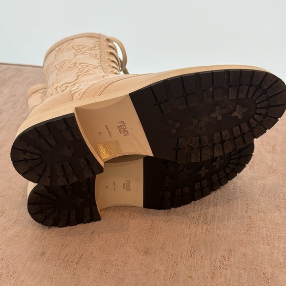 Fendi kaligraphy boot - Picture 5 of 5